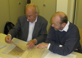 Claus Oefner (Musikologe, AMT) und Ludger Rémy im Thüringischen Landesmusikarchiv Weimar bei der »Ausgrabung« der Noten für das Konzert am 08.09.2020.  Foto: Jan Hoffmann